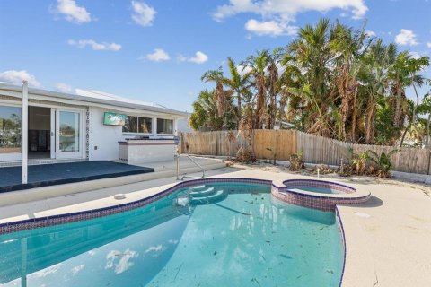 House in Saint Pete Beach, Florida 2 bedrooms, 149.57 sq.m. № 1553831 - photo 24