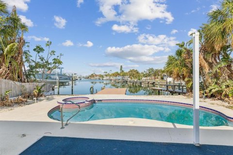 House in Saint Pete Beach, Florida 2 bedrooms, 149.57 sq.m. № 1553831 - photo 8
