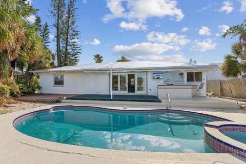 House in Saint Pete Beach, Florida 2 bedrooms, 149.57 sq.m. № 1553831 - photo 22
