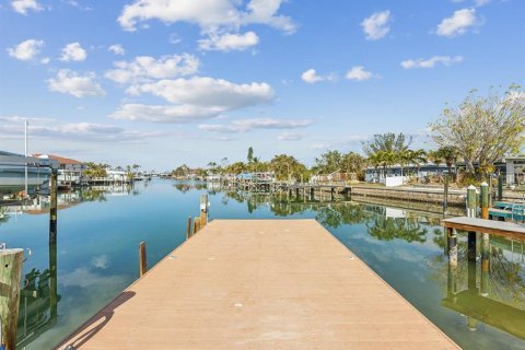 House in Saint Pete Beach, Florida 2 bedrooms, 149.57 sq.m. № 1553831 - photo 4