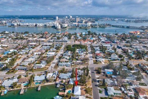 House in Saint Pete Beach, Florida 2 bedrooms, 149.57 sq.m. № 1553831 - photo 29