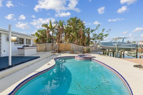 House in Saint Pete Beach, Florida 2 bedrooms, 149.57 sq.m. № 1553831 - photo 21