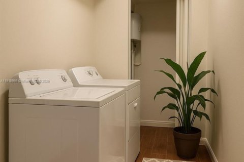 Снять в аренду кондоминиум в Корал-Спрингс, Флорида 3 спальни, 108.32м2, № 1973330 - фото 9