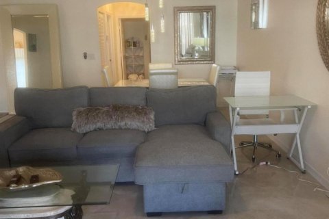 House in West Palm Beach, Florida 2 bedrooms, 112.32 sq.m. № 970381 - photo 1