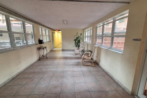 Condominio en venta en Hallandale Beach, Florida, 1 dormitorio, 71.53 m2 № 2021037 - foto 9