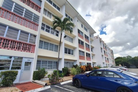 Condominio en venta en Hallandale Beach, Florida, 1 dormitorio, 71.53 m2 № 2021037 - foto 6