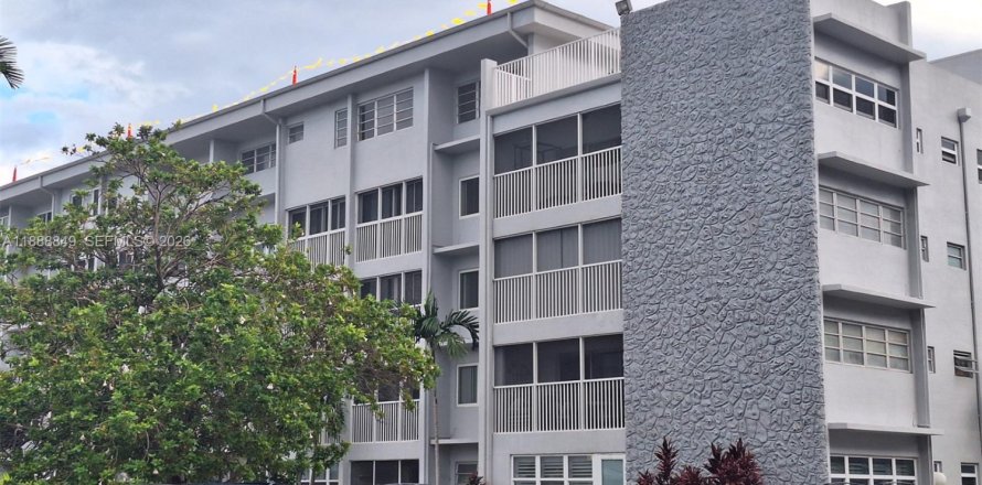 Condominio en Hallandale Beach, Florida, 1 dormitorio  № 2021037