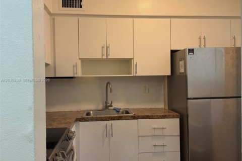 Condo in Miami, Florida, 2 bedrooms № 2086414 - photo 2