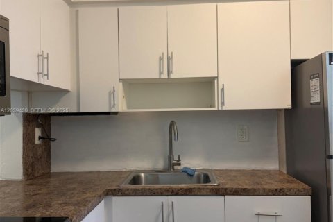 Condo in Miami, Florida, 2 bedrooms № 2086414 - photo 3