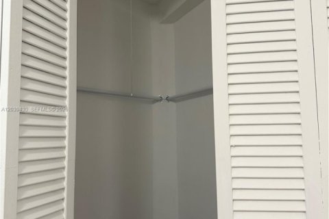 Condo in Miami, Florida, 2 bedrooms № 2086414 - photo 13