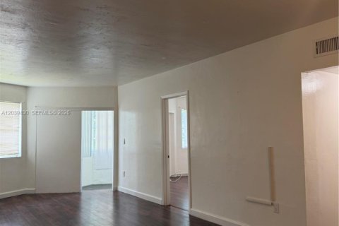 Condo in Miami, Florida, 2 bedrooms № 2086414 - photo 5