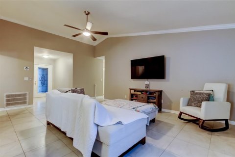 House in Tampa, Florida 3 bedrooms, 131.64 sq.m. № 1914556 - photo 7
