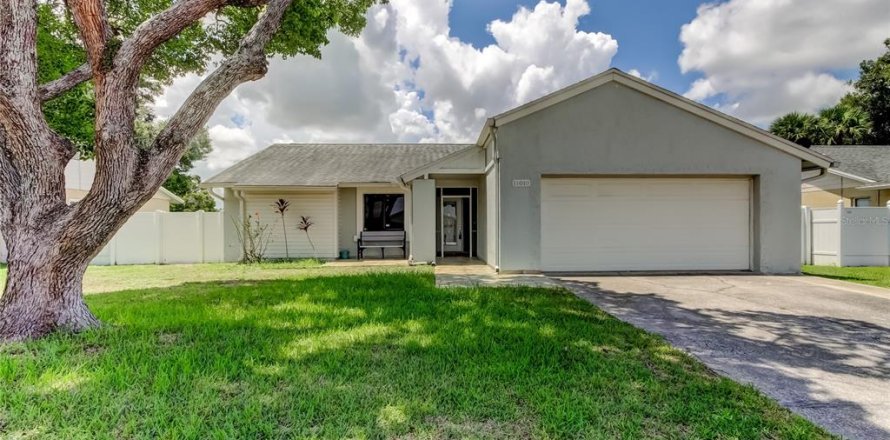 House in Tampa, Florida 3 bedrooms, 131.64 sq.m. № 1914556