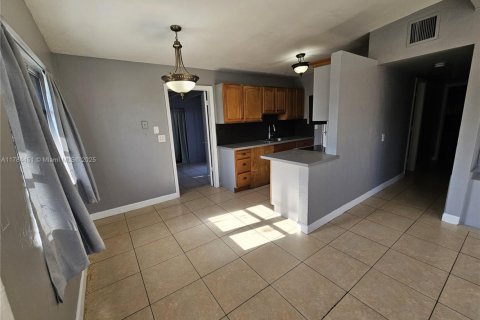 House in Fort Lauderdale, Florida 4 bedrooms, 100.8 sq.m. № 1739564 - photo 8