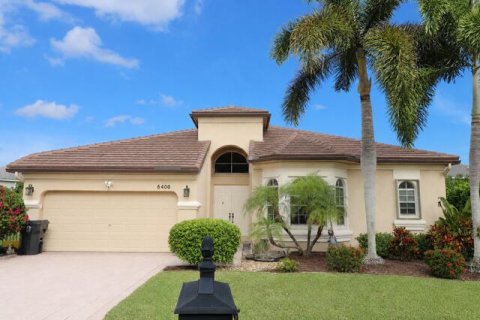 House in Lake Worth, Florida 4 bedrooms, 230.4 sq.m. № 2343484