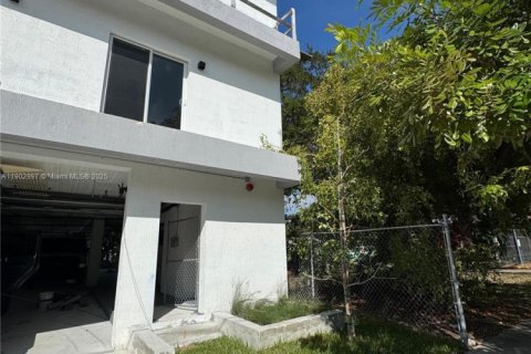 Снять в аренду квартиру в Майами, Флорида 3 спальни, 92.34м2, № 1954277 - фото 6