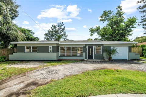 House in Gulfport, Florida 2 bedrooms, 134.43 sq.m. № 1900814 - photo 1