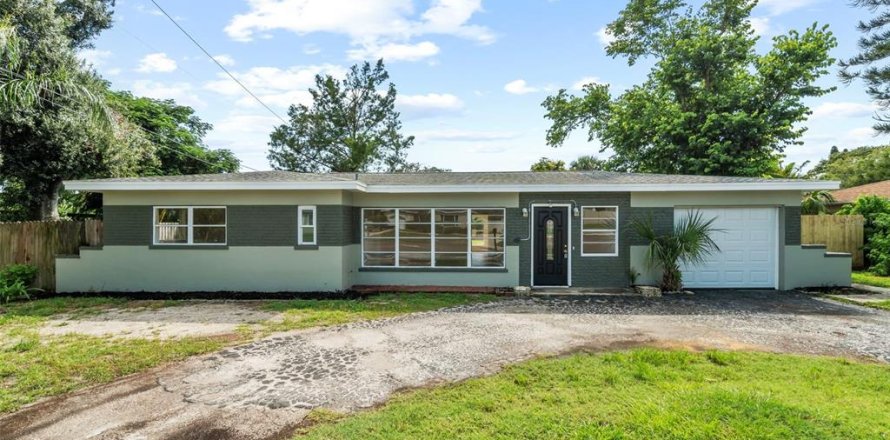 House in Gulfport, Florida 2 bedrooms, 134.43 sq.m. № 1900814