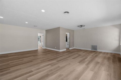 House in Gulfport, Florida 2 bedrooms, 134.43 sq.m. № 1900814 - photo 7