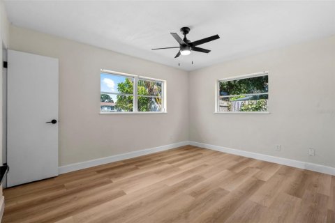 House in Gulfport, Florida 2 bedrooms, 134.43 sq.m. № 1900814 - photo 16
