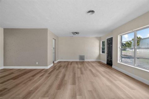 House in Gulfport, Florida 2 bedrooms, 134.43 sq.m. № 1900814 - photo 9