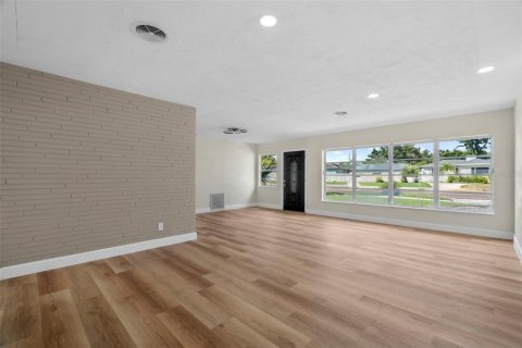 House in Gulfport, Florida 2 bedrooms, 134.43 sq.m. № 1900814 - photo 8