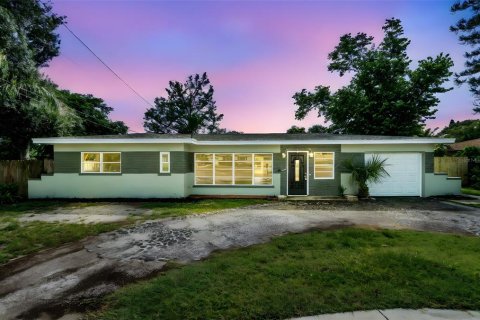 House in Gulfport, Florida 2 bedrooms, 134.43 sq.m. № 1900814 - photo 2