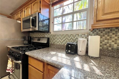 Villa ou maison à louer à Miami, Floride: 2 chambres, 85.93 m2 № 1839184 - photo 5