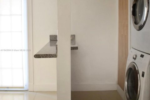 Villa ou maison à louer à Miami, Floride: 2 chambres, 85.93 m2 № 1839184 - photo 7