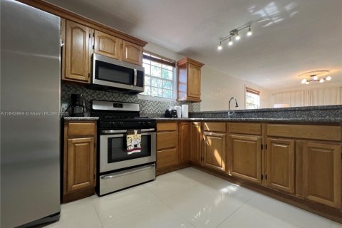 Villa ou maison à louer à Miami, Floride: 2 chambres, 85.93 m2 № 1839184 - photo 4
