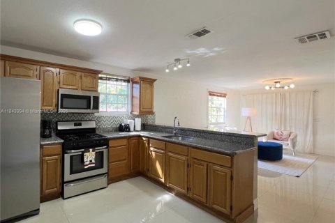 Villa ou maison à louer à Miami, Floride: 2 chambres, 85.93 m2 № 1839184 - photo 3
