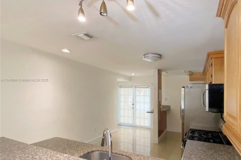 Villa ou maison à louer à Miami, Floride: 2 chambres, 85.93 m2 № 1839184 - photo 6