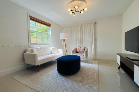 Villa ou maison à louer à Miami, Floride: 2 chambres, 85.93 m2 № 1839184 - photo 1