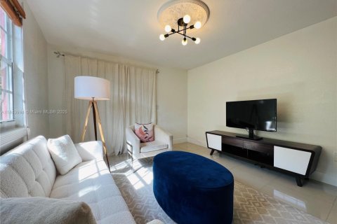 Villa ou maison à louer à Miami, Floride: 2 chambres, 85.93 m2 № 1839184 - photo 2