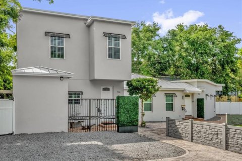 Commercial property in Winter Park, Florida 6 bedrooms, 212 sq.m. № 2212725 - photo 2