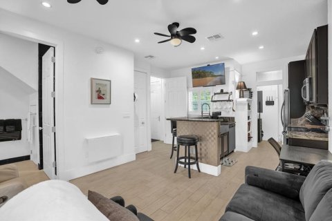 Commercial property in Winter Park, Florida 6 bedrooms, 212 sq.m. № 2212725 - photo 21
