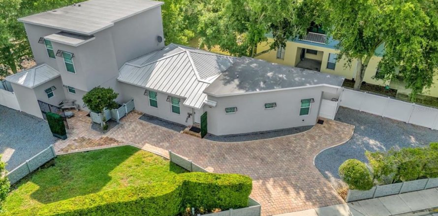 Commercial property in Winter Park, Florida 6 bedrooms, 212 sq.m. № 2212725