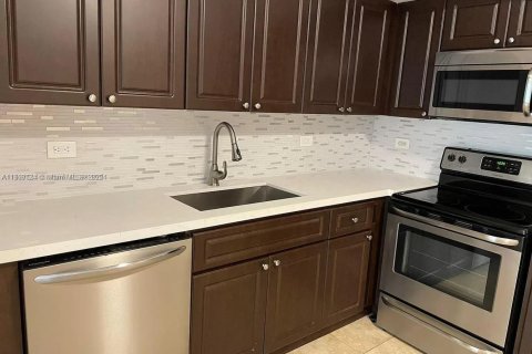 Condo in Hollywood, Florida, 2 bedrooms  № 2018279 - photo 3