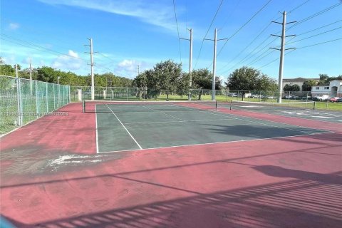 Condo in Hollywood, Florida, 2 bedrooms  № 2018279 - photo 18