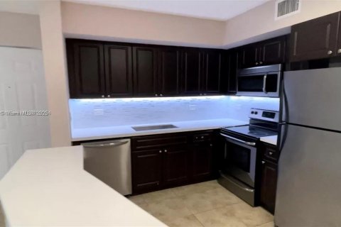 Condo in Hollywood, Florida, 2 bedrooms  № 2018279 - photo 6