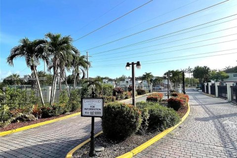 Condo in Hollywood, Florida, 2 bedrooms  № 2018279 - photo 25