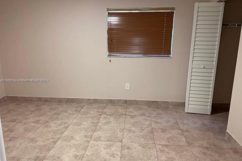 Condo in Hollywood, Florida, 2 bedrooms  № 2018279 - photo 10