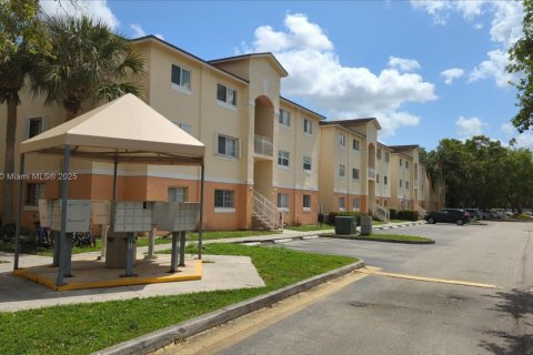 Condo in Hollywood, Florida, 2 bedrooms  № 2018279 - photo 23