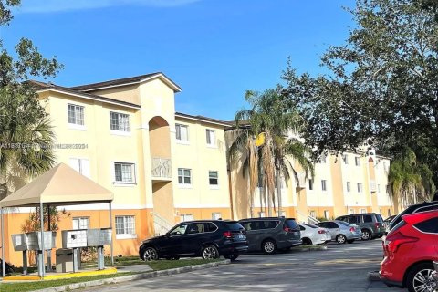 Condo in Hollywood, Florida, 2 bedrooms  № 2018279 - photo 24