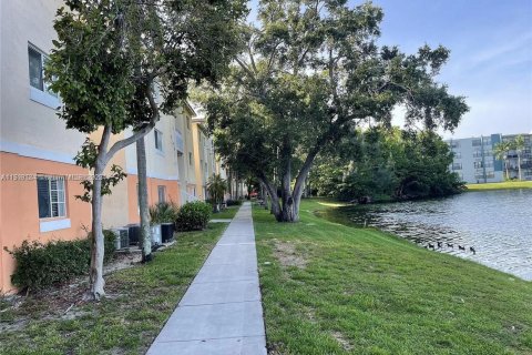 Condo in Hollywood, Florida, 2 bedrooms  № 2018279 - photo 19