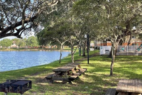 Condo in Hollywood, Florida, 2 bedrooms  № 2018279 - photo 22