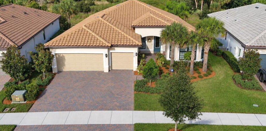 House in Vero Beach, Florida 3 bedrooms, 232.63 sq.m. № 2428317