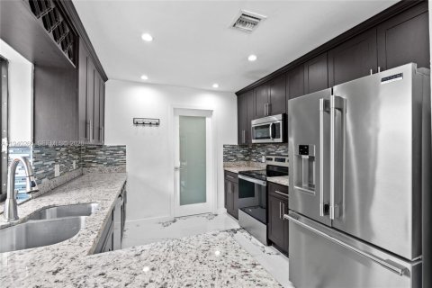 Villa ou maison à louer à Pembroke Pines, Floride: 3 chambres, 145.21 m2 № 1997217 - photo 13