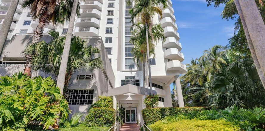 Condominio en Miami Beach, Florida, 2 dormitorios № 1872432