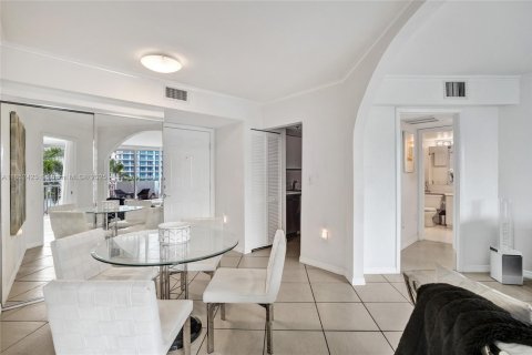 Copropriété à vendre à Miami Beach, Floride: 2 chambres, 80.82 m2 № 1872432 - photo 11